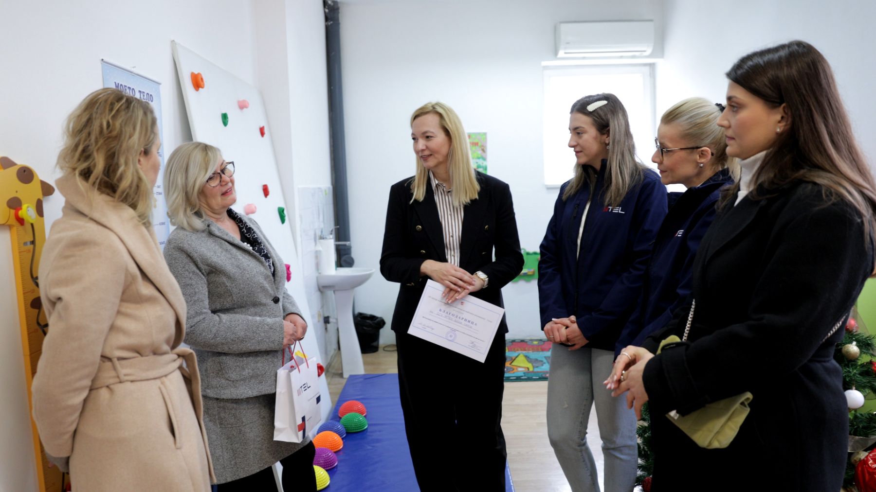 Заедно за радост: Новогодишни пакетчиња за децата од Центарот за рехабилитација на вербална комуникација – Скопје